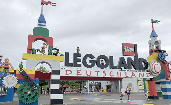in neuem Glanz erstrahlt 2021 daer renovierte Eingangsbereich von Legoland Deutschland(©foto: Martin Schmitz)